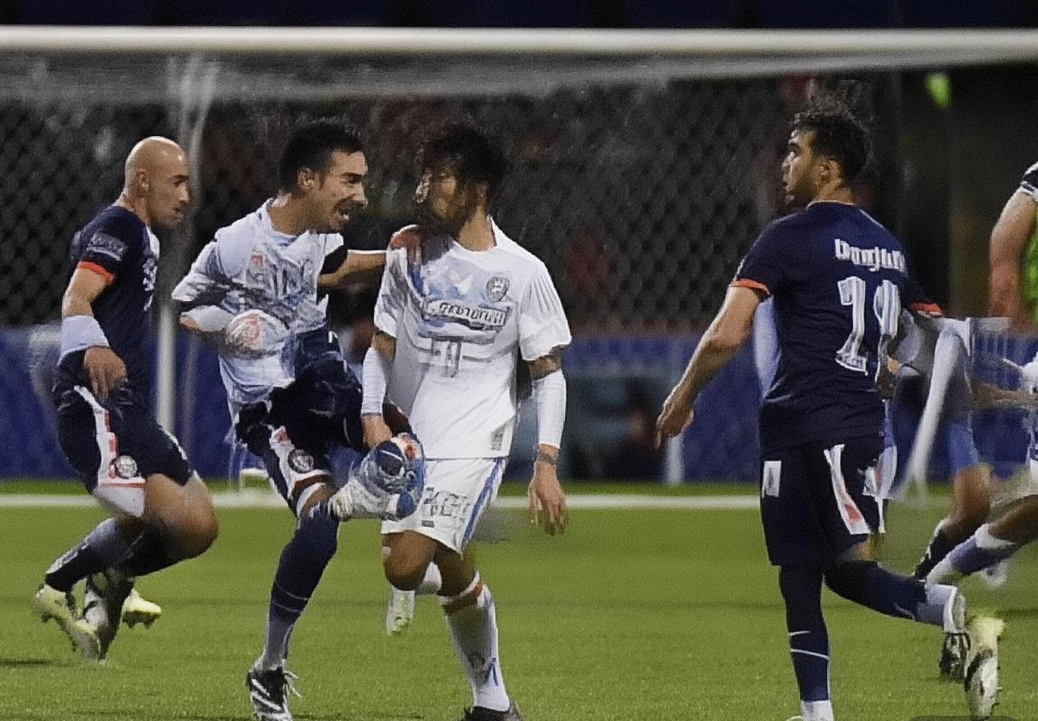 超级黑马不敌鱼腩球队：战术默契消失与密集赛程下的冷门反思